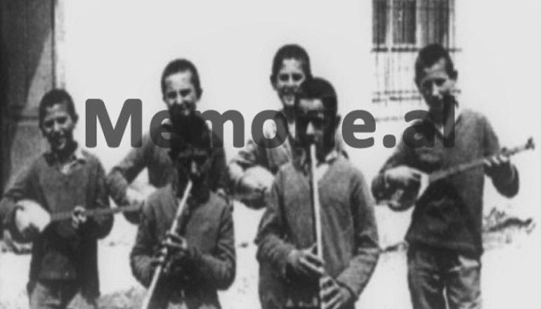 DOSSIER/ Historia e panjohur e “Shkollës së vagabondave”, nga Gramshi në Yzberisht: Drejtori Enrik Çoba, u dërgua për…