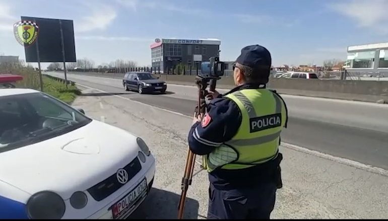ME SHPEJTËSI “SKËTERRË”/ Policia rrugore pezullon 267 leje drejtimi, arrestohen 21 drejtues mjetesh