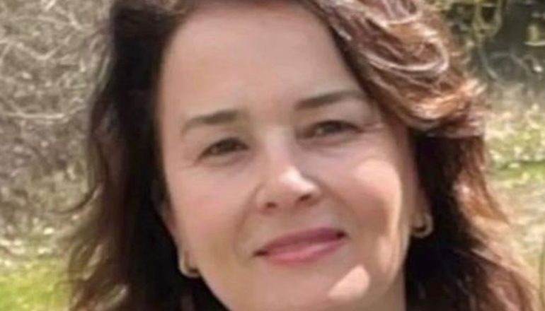 HUMBI JETËN PASI E ZURI KORRENTI NË DUSH/ Del foto e drejtoreshës së shkollës Rrubjekë! Mesazhet prekëse të kolegeve