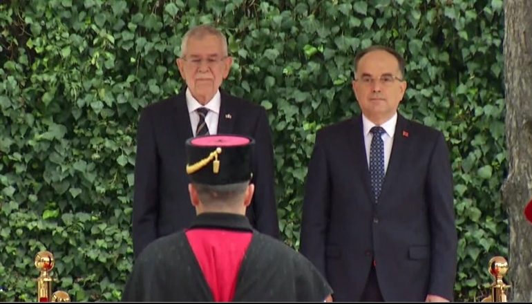 PRESIDENTI AUSTRIAK VIZITË NË TIRANË/ Pritet me ceremoni shtetërore nga Begaj