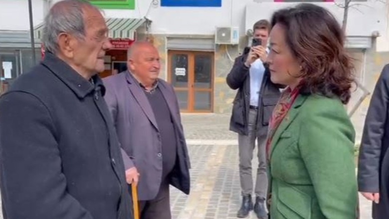 VIDEOLAJM/ Kim takon pensionistin në Roskovec, mesazhi i ambasadores: Kujdesuni për…