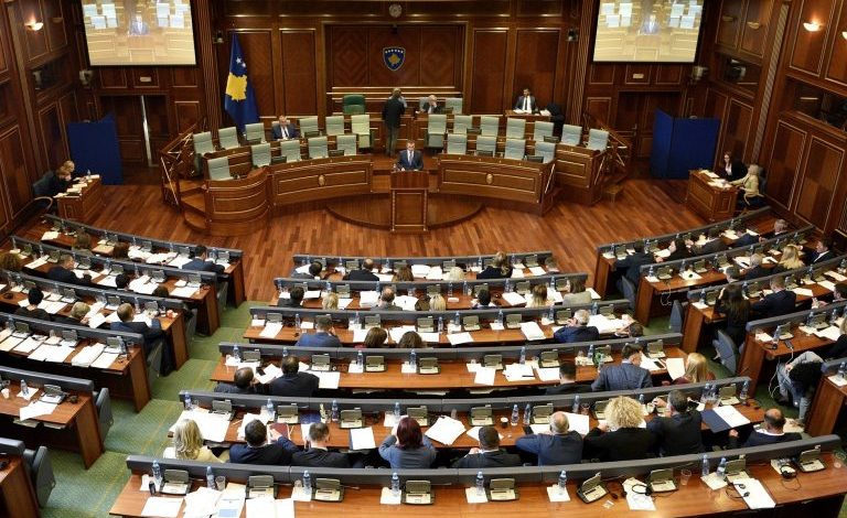 “PHUU Q…. TRADHËTARIN E NËNËS”/ Deputeti shpërthen në të shara, çfarë ndodhi në seancën plenare