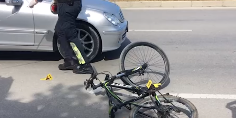 AKSIDENTI TRAGJIK/ U përplas nga një automjet, humb jetën çiklisti në Shijak