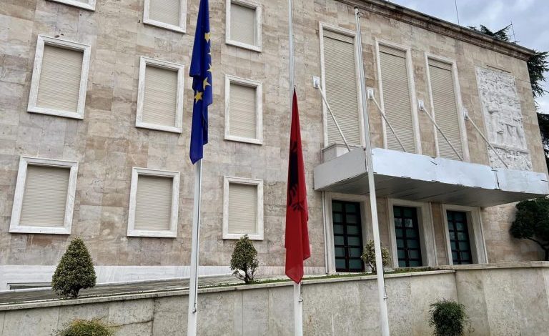 TRAGJEDIA NË GREQI/ Flamuri shqiptar ulet në gjysmë shtizë në nderim të viktimave