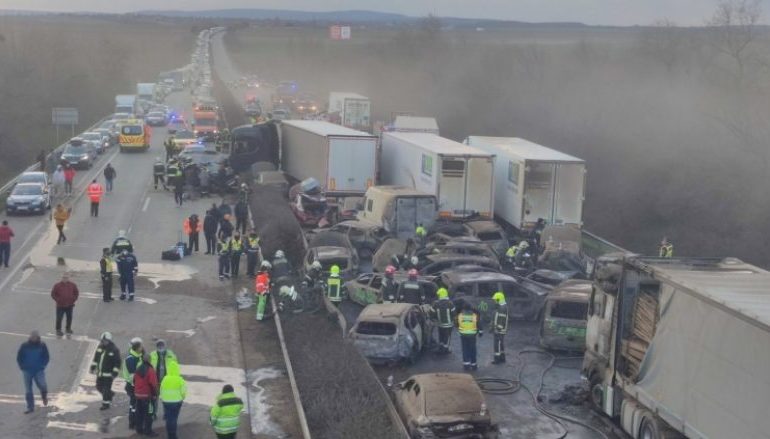 AKSIDENT I FRIKSHËM NË HUNGARI/ Përplasen 42 automjete në një autostradë, 36 të lënduar
