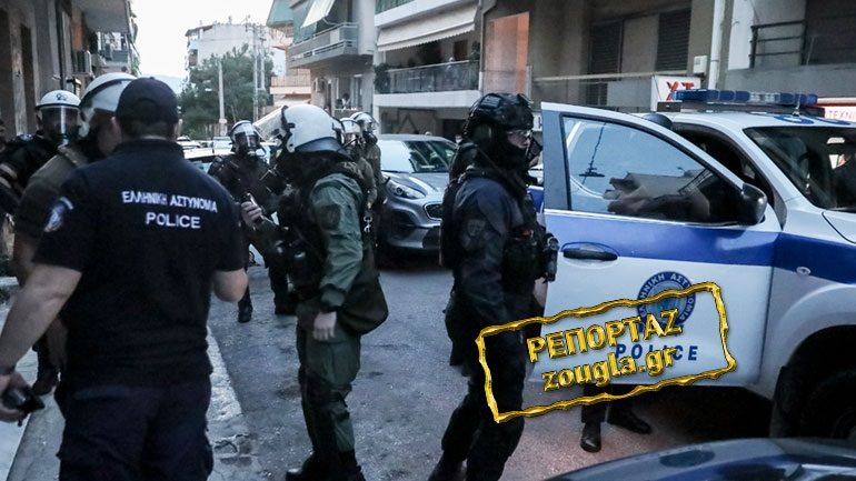 NGA DHUNA BARBARE TE KËRCËNIMET RACISTE/ 4 policë grekë dalin para gjykatës për rrahjen e burgosurit shqiptar
