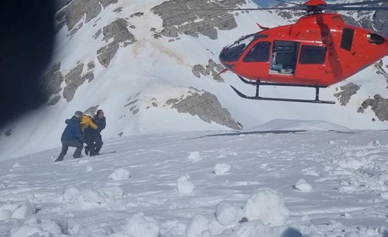 ALPINISTËT SERBË U BLLOKUAN NË THETH/ FA dhe dy helikopterë u vijnë në ndihmë. Njeri prej tyre transportohet..