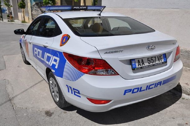 TMERR NË BULQIZË/ 21-vjeçari pa patentë futet me makinë në oborrin e shkollës, nxënësit vrapojnë…