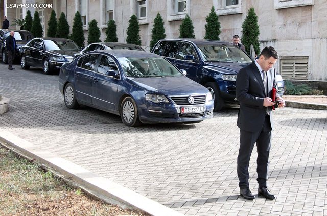 E FUNDIT/ BKH zbarkon në shtëpinë e partneres së Arben Ahmetajt dhe i vë shiritin. Kontrolle edhe tek…