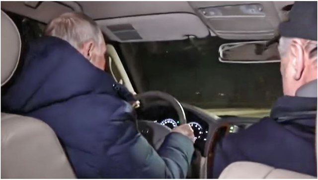 PUTIN SFIDON HAGËN/ Pas urdhër-arrestit shkon në Mariupol dhe shëtit në qytet me makinë