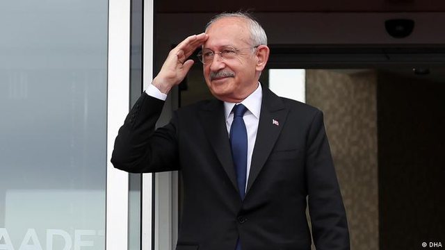 PROFILI: Kryetar i partisë falë një afere seksi, kush është njeriu që pretendon ta rrëzojë Erdoganin