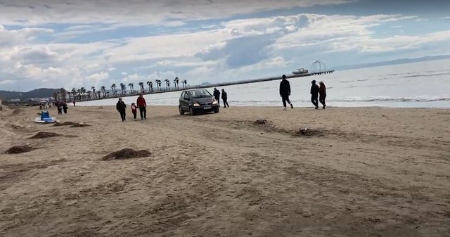 FUNDJAVA E PARË E PRANVERËS NË DURRËS/ Qytetarët shëtitje në breg të detit