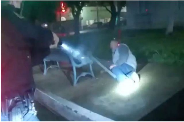 PAMJE TË RËNDA/ Oficeri i policisë vret 60 vjeçarin pasi i sulmoi me levë