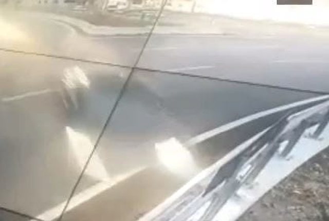 NJË MAKINË TJETËR SHPËTOI PËR MREKULLI/ MOMENTI kur Audi çan barrierën dhe bie nga mbikalimi (VIDEO)
