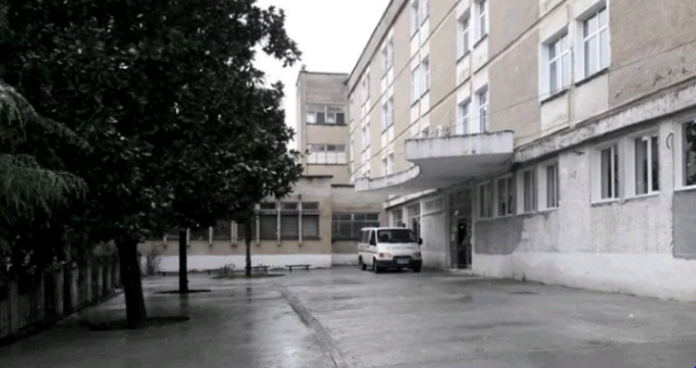 E RËNDË NË GRAMSH/ 59-vjeçari godet mjekun e spitalit, detajet