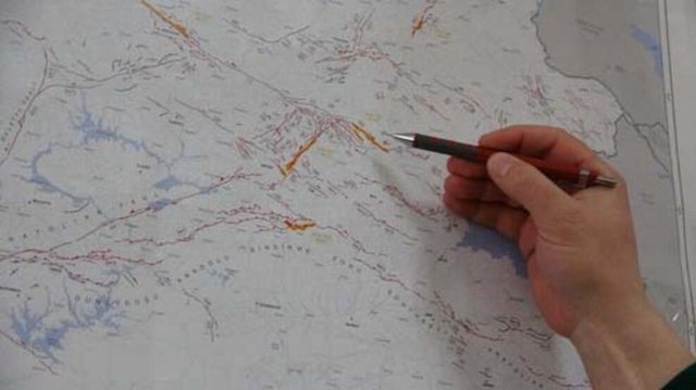 FRIKË NGA TËRMETI/ Eksperti paralajmëron një tjetër rajon: Janë kryqëzuar tre pllaka tektonike