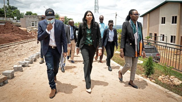 BRAVERMAN NË RUANDA/ Firmoset marrëveshja e përditësuar për emigrantët, dëbimet nisin në verë
