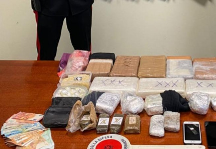 PRANGA SHQIPTARIT NË ITALI/ Iu gjet 8 kg drogë në shtëpi dhe 60 mijë euro në kasafortë! Si u zbulua nga policia
