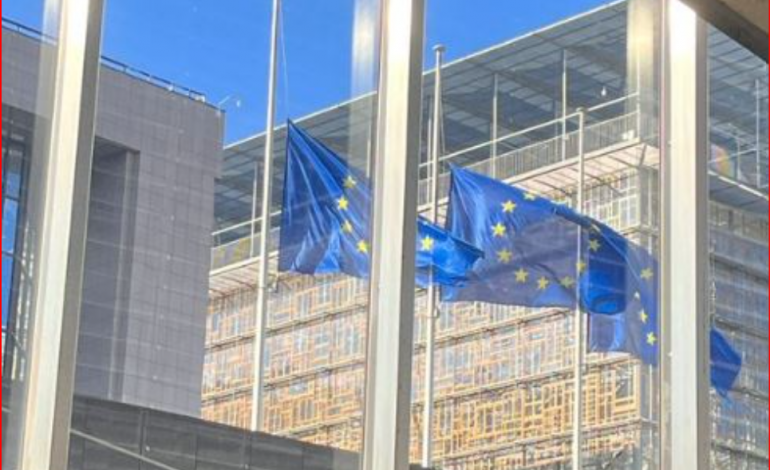 TRAGJEDI NË GREQI/ Komisioni Europian ul flamujt në gjysmështizë