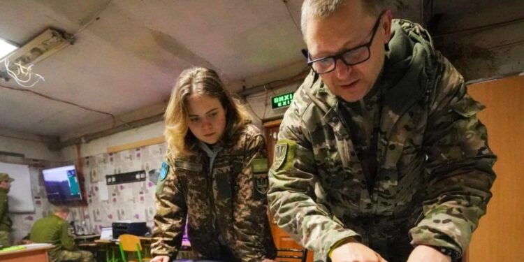 “MË QUAJNË TË ÇMENDUR”/ Vajza përfundon shkollën dhe i bashkohet babait të saj në luftën kundër Rusisë