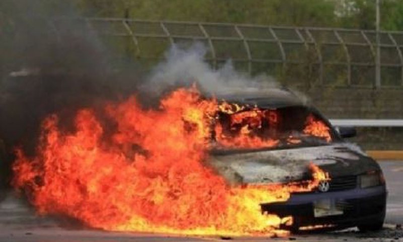 DETAJET E PARA/ Shpërthen në flakë një makinë brenda parkingut në Tiranë