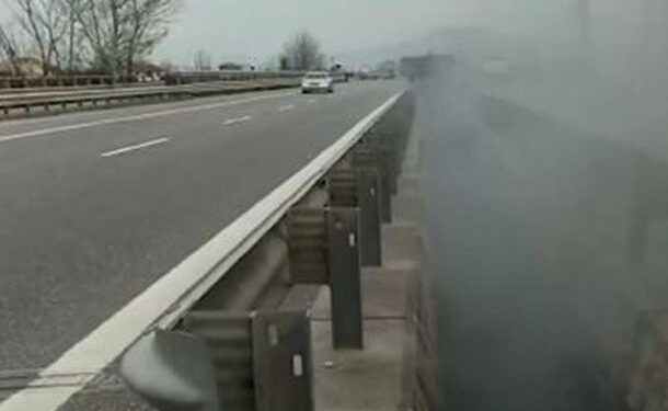ÇFARË PO NDODH? Re të zeza tymi mbulojnë autostradën dhe zonën në Fushë-Mamurras