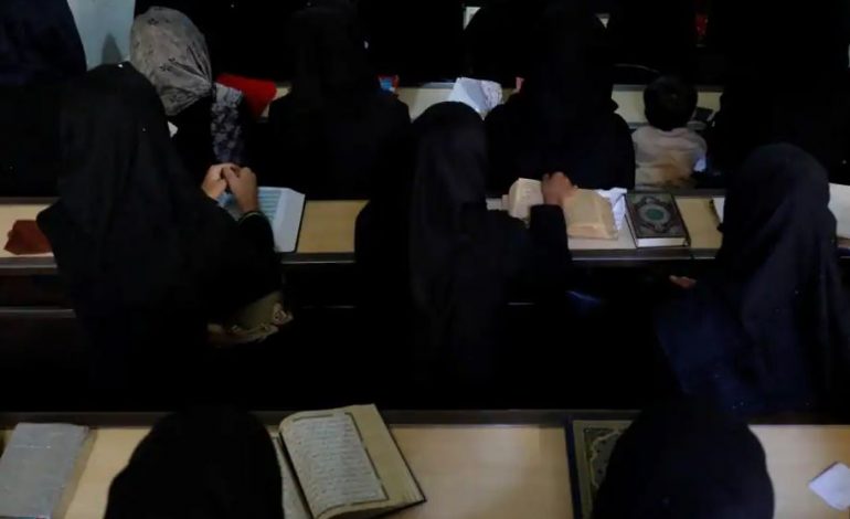 VAZHDON IZOLIMI PËR GRATË AFGANE/ BE: Talebanët nuk janë zotuar për rihapjen e shkollave dhe universiteteve