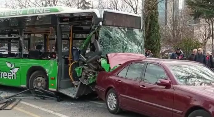 AKSIDENTI I SHUMËFISHTË NË TIRANË/ Flet shoferi i urbanit: Kam 20 vjet drejtues autobusi, nuk u ndjeva mirë që në mëngjes dhe…