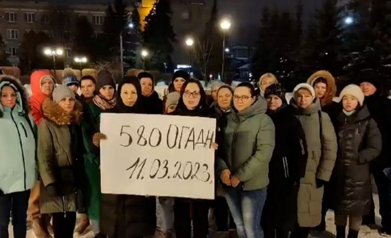 “BIJTË TANË NË FRONT…”/ Gratë ruse protestë kundër Putinit: Po i dërgon si qengjat në thertore