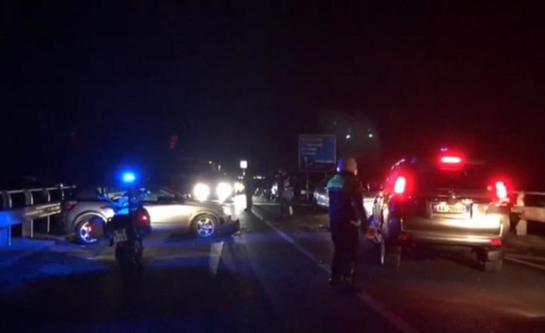 AKSIDENT NË ELBASAN/ Përplasen tre makina, një prej tyre shkatërrohet plotësisht