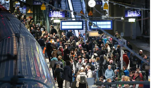 SINDIKATAT KËRKOJNË RRITJE PAGASH/ Greva 24 orëshe bllokon transportin publik në Gjermani