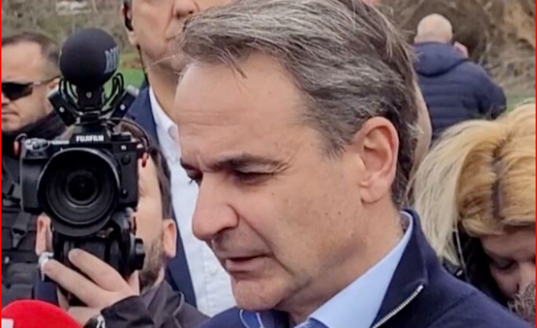 TRAGJEDIA NË GREQI/ Mitsotakis mbërrin në Larisa ku ndodhi përplasja e 2 trenave: Garantoj se do zbulojmë shkaqet…
