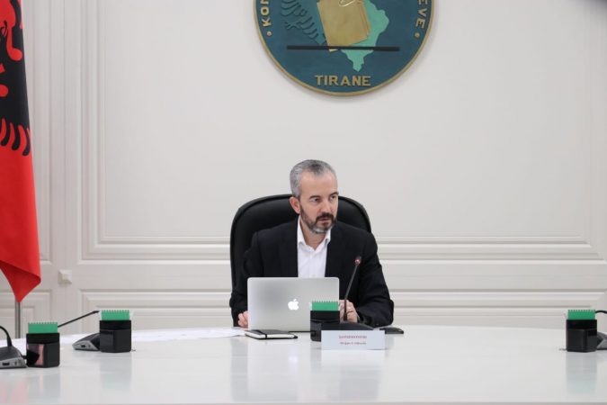 SHKELJE PËR QËLLIME ELEKTORALE/ KQZ kërkon gjobitjen e tre kryebashkiakëve dhe disa zyrtarëve të tjerë