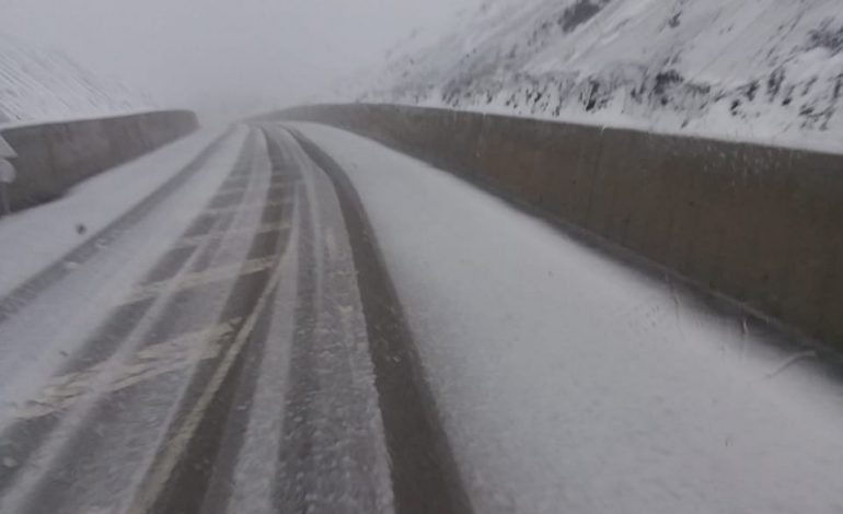 TEMPERATURA TË ULËTA E RESHJE BORE/ Qarku i Korçës zbardhet gjatë natës, ja si paraqitet situata