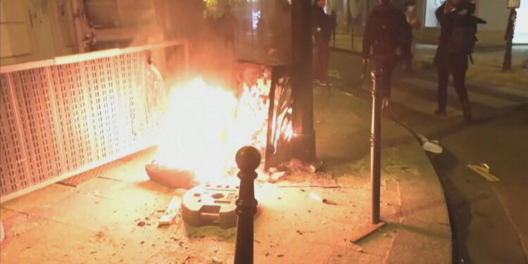 SËRISH PROTESTA NË FRANCË/ Parisi nën flakë deri në orët e para të mëngjesit