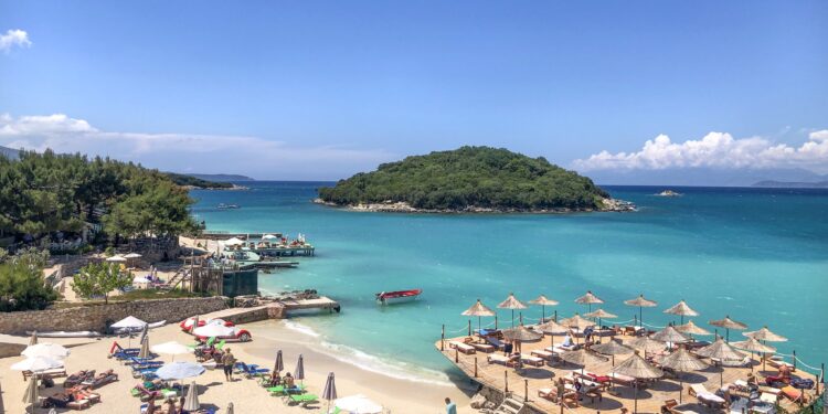 “KOSTOJA E JETESËS ËSHTË SHUMË E ULËT”/ “Trevelinglifestyle”: Shqipëria destinacioni i vitit