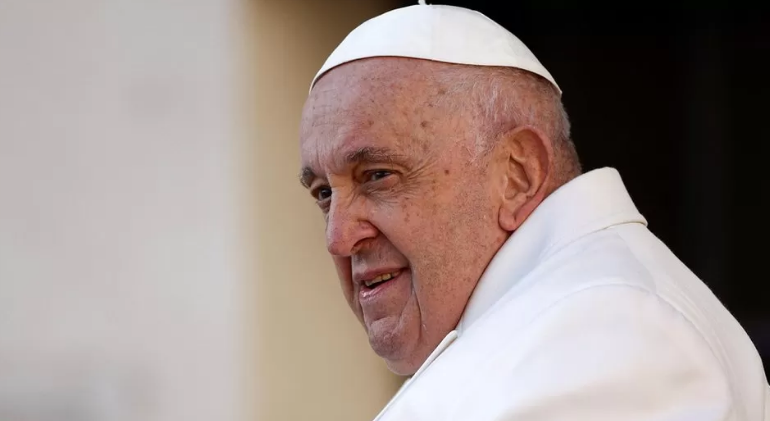 “DARKOI ME MJEKËT…”/ U shtrua në spital pas problemeve shëndetësore, Vatikani tregon për gjendjen e Papa Franceskut