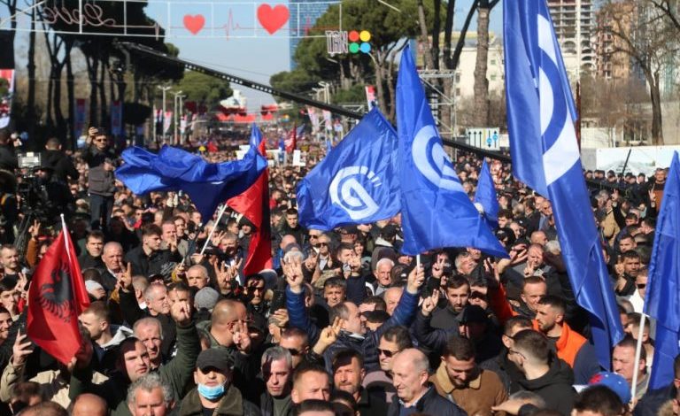 “SHQIPËRISË T’I DALIM ZOT”/ Sot protesta e opozitës dhe vendimi i gjykatës për vulën e PD-së