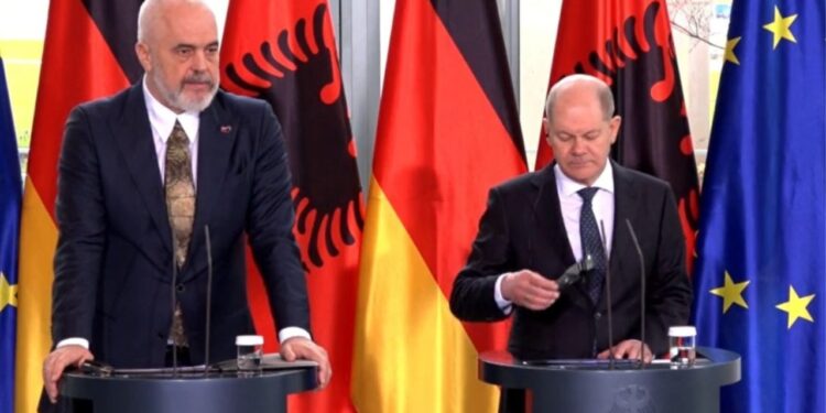 LARGIMI I MJEKËVE NË GJERMANI/ Rama: E diskutuam me kancelarin, do gjejmë një rrugë evropiane. Scholz: Do hapemi përtej BE