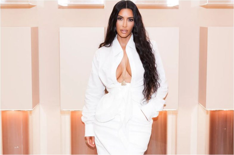 HIDHINI NJË SY FOTOVE/ Kim Kardashian vërteton se edhe xhinset e rrudhosura mund të duken mirë