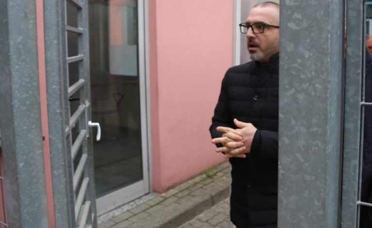 NDARJA NGA JETA E BABIT TË SAIMIR TAHIRIT/ Ish-ministri 48 orë liri për t’i dhënë lamtumirën e fundit të atit