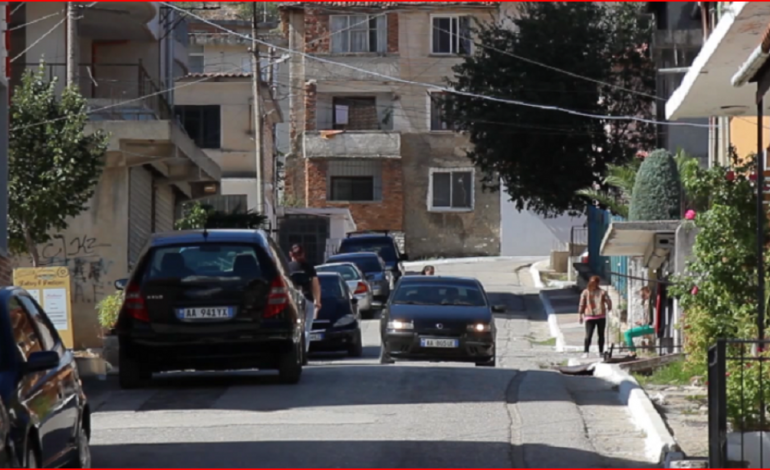 KRIMI NË FAMILJEN NË TEPELENË/ Bashkëshorti qëlloi veten dhe gruan me thikë, dërgohet në gjendje të rëndë drejt Tiranës
