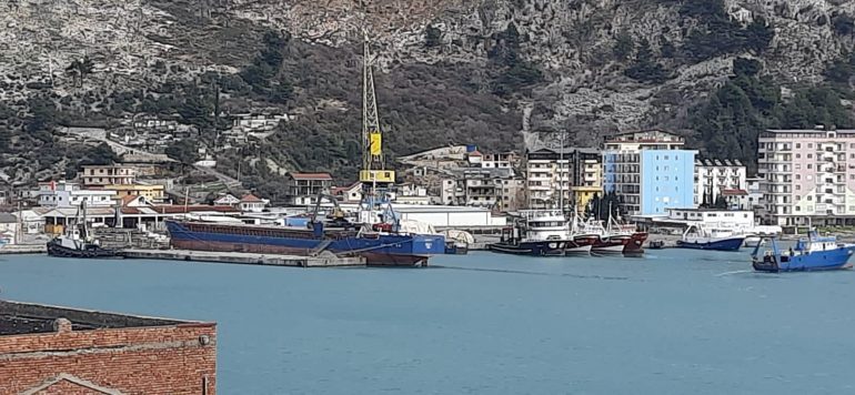 MOTI I KEQ/ Kapiteneria Vlorë pezullon lundrimin detar për dy ditë: Ndalohet nisja për të gjitha…