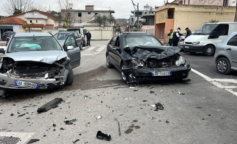 PAMJET/ Përplasen dy automjete në Vlorë, makinat bëhen copë-copë