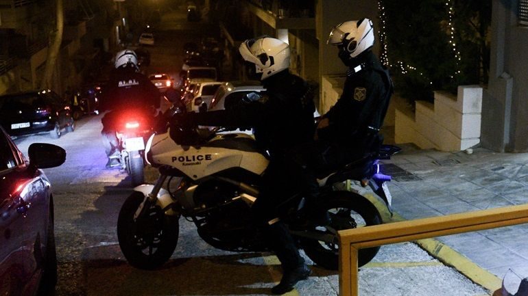 KAPET MAT SHQIPTARI/ Kishte fshehur 2 kg heroinë në kroskotin e makinës, arrestohet në Volos
