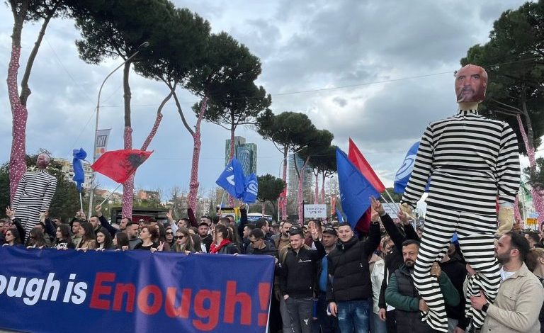 PROTESTA/ Manekinë të veshur me veshje të burgosurish e foto të Ramës dhe McGonigal