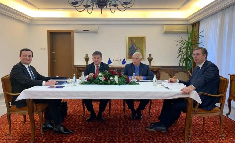 VIJON PREJ MË SHUMË SE 10 ORËSH TAKIMI KURTI-VUÇIÇ/ Asociacioni mban ‘peng’ marrëveshjen