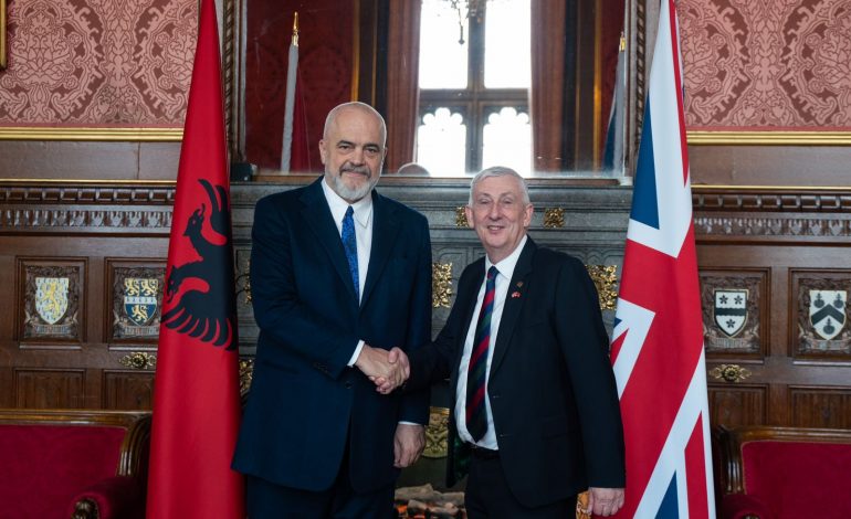 VIZITA ZYRTARE NË BRITANI/ Rama pritet nga Kryetari Kuvendit,Lindsay Hoyle (PAMJET)