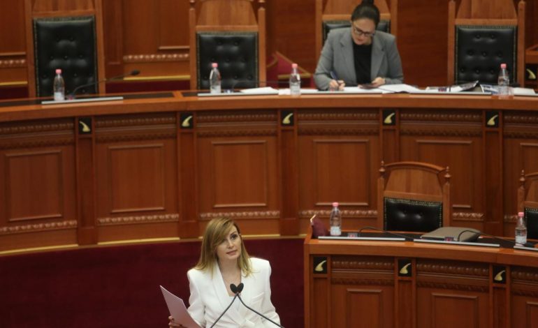 PËRPLASJE NË KUVEND/ Tabaku-Ibrahimajt: Rindërtim për fushatë. Ministrja: Na pengoi pandemia