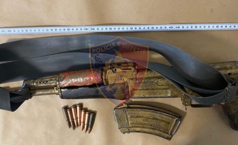 DETAJET/ Sekuestrohet automatik dhe një sasi municionesh në një banesë në Tropojë, arrestohet poseduesi